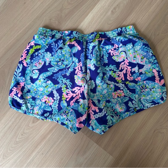 Lilly Pulitzer Luxletic Shorts S Sea Turtle Coral - Picture 3 of 6